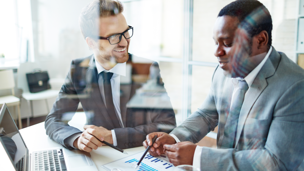 Dos hombres de negocios, representando los dos roles de DPO y CISO.