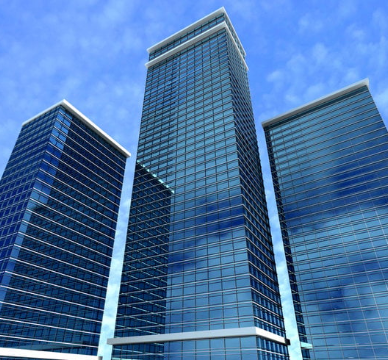 Tres edificios azules, representando domicilio social de uan empresa