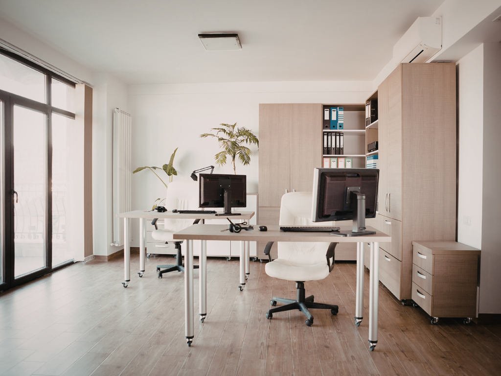 Oficina con luz natural, representando domicilio social