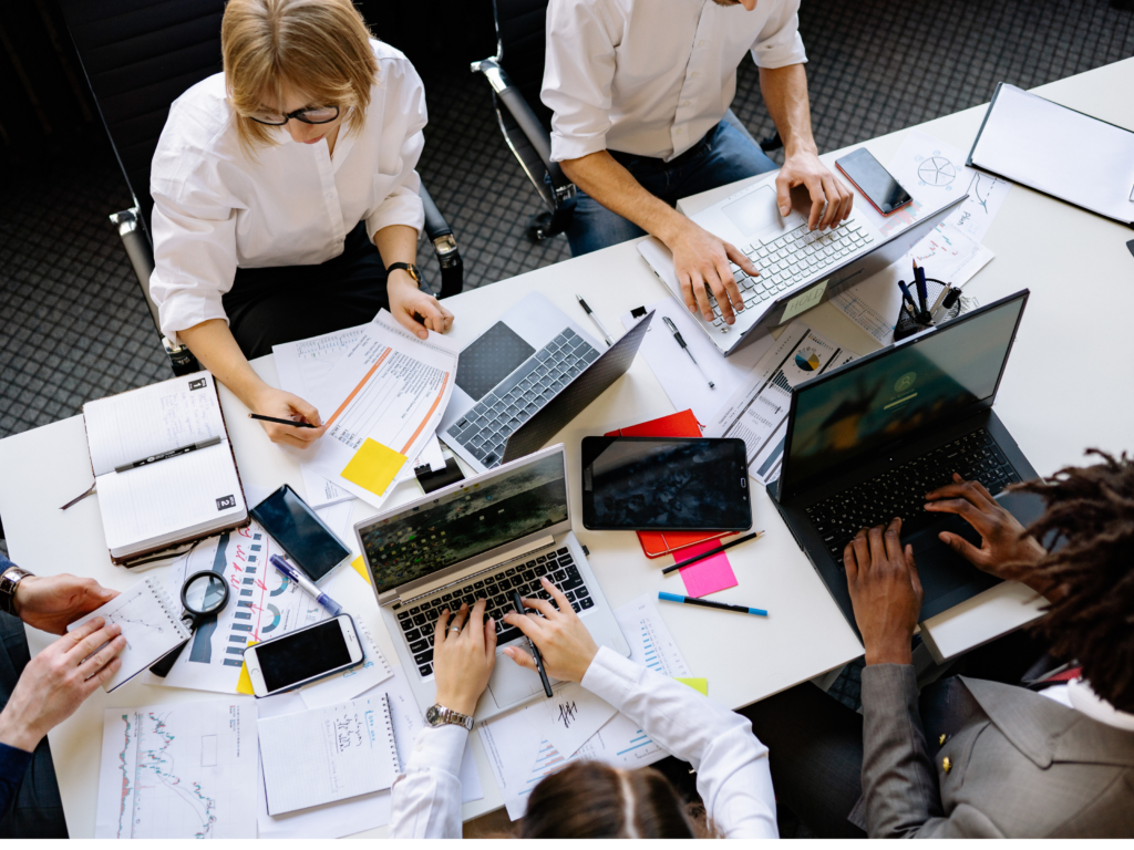 Personas en la empresa o domicilio social trabajando en un escritorio